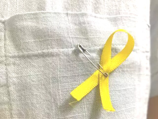 Fita amarela é o símbolo do mês de combate ao suicídio. (Foto: Paula Francis)
