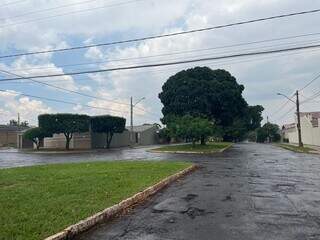 Chuva na Avenida das Palmeiras, vila Piratininga, em Campo Grande (Foto: Direto das Ruas)