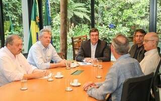 Secretário Jaime Verruck; governador Eduardo Riedel; e equipe da empresa MPP Mineração durante tratativa de investimento em Corumbá(Foto: Saul Schramm)