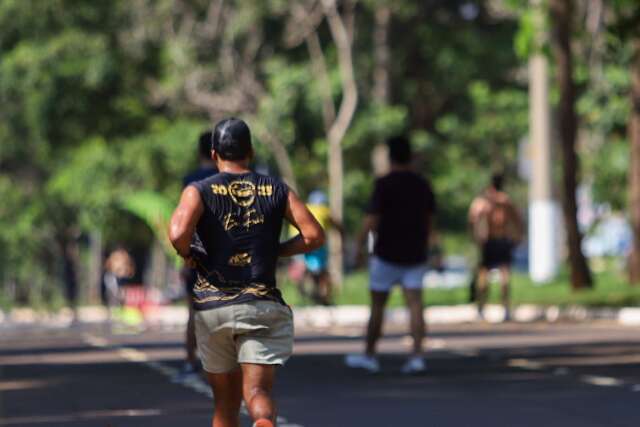 Calor intenso n&atilde;o desanima atletas que chegam 5h30 pensando em vencer maratonas