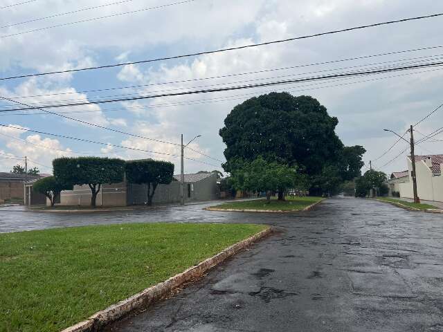 Contrariando previs&atilde;o, tarde de s&aacute;bado inicia com chuva 