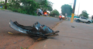 Pedaços da motocicleta ficaram no asfalto (Foto: Chapadense News)
