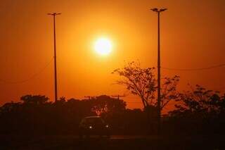 Nascer do sol na Avenida Ministro João Arinos, em Campo Grande (Foto: Henrique Kawaminami)