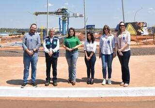 A chefe do Executivo (de verde), no canteiro de obras (Foto: Divulgação/Prefeitura de Campo Grande)