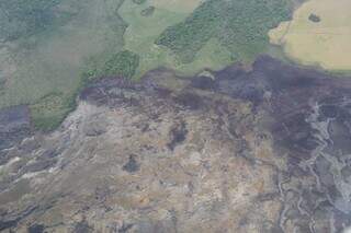 Secret&aacute;rio sobrevoa &aacute;rea queimada durante inc&ecirc;ndio florestal em Bonito