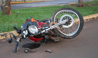 Motocicleta que a vítima pilotava ficou destruída (Foto: O Correio News) 
