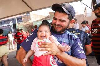 Marcos levou a filha Jade para ver o jogo da final da Copa do Brasil. (Foto: Henrique Kawaminami)