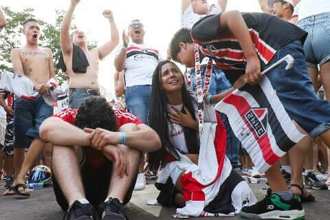 Na Capital, torcedores do São Paulo choram ao comemorar título inédito 