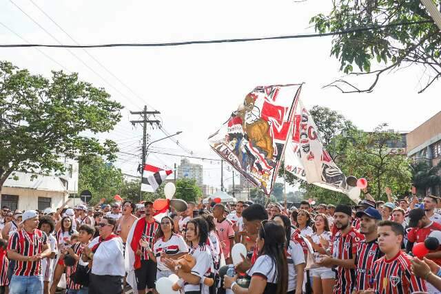 Torcedores do S&atilde;o Paulo fecham rua certos que v&atilde;o celebrar t&iacute;tulo in&eacute;dito