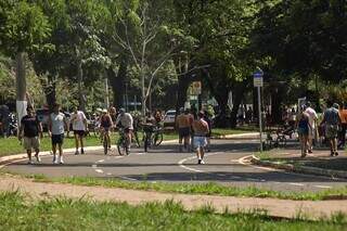 Parque dos Poderes cheio em manhã de domingo ensolarada e de muito calor. (Foto: Henrique Kawaminami)
