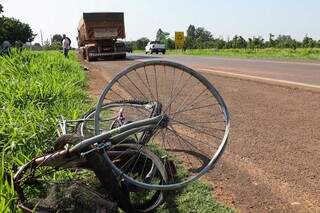 Bicicleta ficou destruída por carreta que foi parar no acostamento da contramão (Foto: Henrique Kawaminami)
