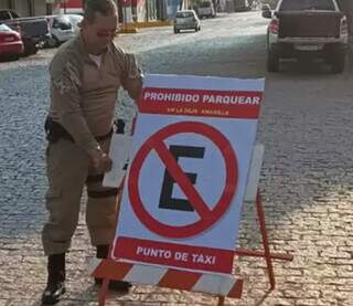Placa da campanha &#34;Prohibido Parquear&#34; realizada nesse sábado (23) em Corumbá para conscientizar trabalhadores e visitantes bolivianos (Foto: Divulgação)
