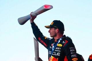 Max Verstappen levanta troféu de primeiro colocado no Japão (Foto: Divulgação)