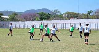 Meninas do Corumbaense em treino de preparação para a estreia (Foto: Anderson Gallo/Diário Corumbaense)