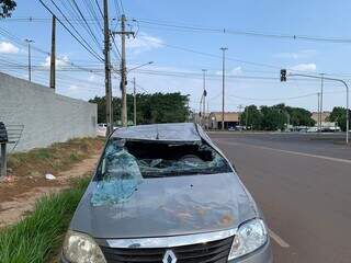 Renault Logan danificado em capotagem na tarde de domingo (Foto: Direto das Ruas)