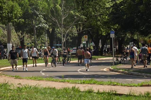 Quanto mais quente, maior lota&ccedil;&atilde;o em um dos raros &quot;refrescos&quot; na cidade