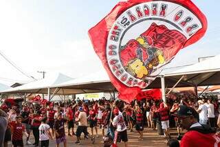 Torcida do Flamengo segue confiante em Campo Grande. (Foto: Henrique Kawaminami)