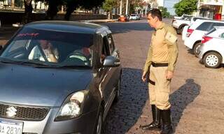 Carro com placa estrangeira sendo abordado durante campanha &#34;Prohibido Parquear&#34; em Corumbá (Foto: Divulgação)