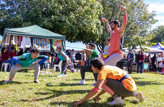 Grupo realiza dança urbana em feira na região central de Campo Grande. (Foto: Rose Mendonça)