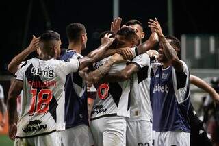 Jogadores do Vasco comemoram gol de Jair com abraço. (Foto: Leandro Amorim)