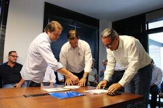 Secretário executivo da Semadesc, Rogério Beretta, assina termo de cooperação com a Embrapa, Sebrae, Famasul, ASPNP e ABPO. (Foto: Divulgação/Geliel Oliveira)