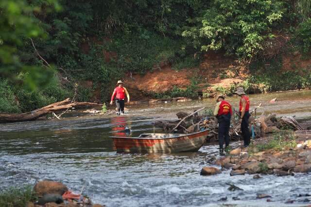 Com suspeita de afogamento, bombeiros fazem buscas por menino no Rio Anhandu&iacute;