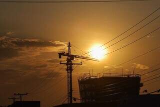 Sol aparece forte no início desta manhã na Capital (Foto: Henrique Kawaminami)