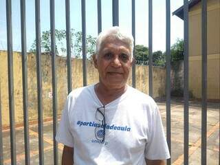 Aurélio estava saindo de casa para buscar o bisneto na escola. Quando chega em casa, a primeira coisa que faz é ligar o ventilador (Foto: Izabela Cavalcanti)