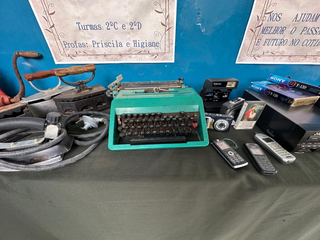 Ferro à carvão, máquina de escrever, celulares antigos, filmadora, câmera e fita foram alguns dos itens (Foto: Divulgação/Prefeitura de Campo Grande)