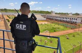 Policial penal em torre de observação da Penitenciária Estadual de Dourados (Foto: Divulgação)