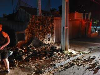 Calçada e muro do estacionamento do bar Tatu Bola ficaram danificados (Foto: Direto das Ruas)