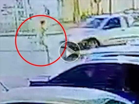 Imagens de atropelamento mostram mulher desacordada na esquina de casa
