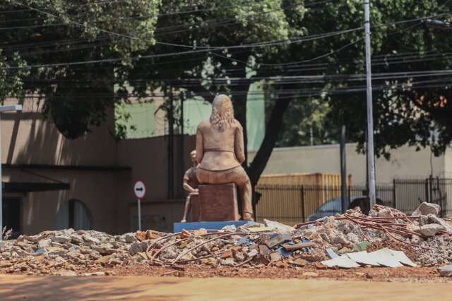 Obra na Pra&ccedil;a dos Imigrantes acumula lixo e frustra comerciantes 