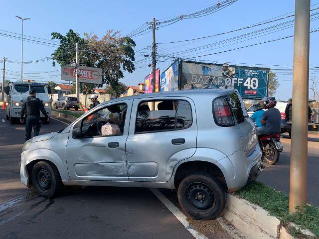 Ve&iacute;culo vai parar em cima de canteiro ap&oacute;s acidente com carro forte