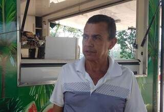 Vendedor Jorge comenta que a procura por água de coco aumentou no período noturno (Foto: Mylena Fraiha)