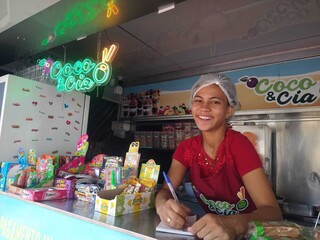 A vendedora Danielly comenta que os pedidos por água de coco aumentaram nos últimos dias (Foto: Mylena Fraiha)