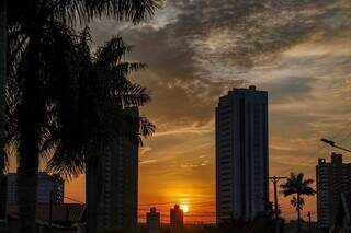 Nascer do sol na Avenida Ministro João Arinos, em Campo Grande (Foto: Henrique Kawaminami)