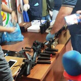 Policiais paraguaios mostram armas apreendidas hoje em Pedro Juan (Foto: Direto das Ruas)