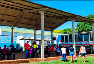 Equipe do TJMS realiza atendimento ao lado de unidade móvel, em Tacuru. (Foto: Reprodução/TJMS)