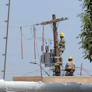 Funcionários da Energisa trabalhando na troca de transformadores na segunda-feira (Foto: Arquivo pessoal)