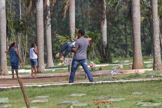 Sem vel&oacute;rio, fam&iacute;lia se despede de menino que morreu afogado no Rio Anhandu&iacute;