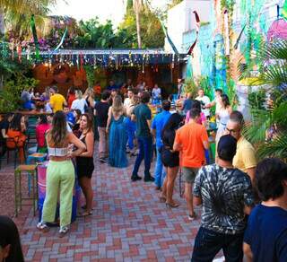 Clientes da Lupland Biergarten curtindo final de tarde; horário de verão é um atrativo a mais para atrair a clientela (Foto: Divulgação)