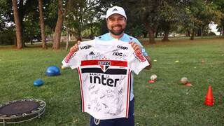 Adriano Arce com a camisa autografada por jogadores do São Paulo (Foto: Paulo Francis)