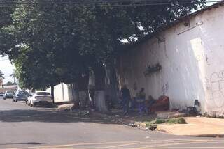 Usuários de drogas na calçada da Rua Joaquim Nabuco, quase esquina com a Marechal Rondon (Foto: Paulo Francis)