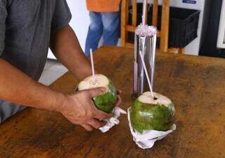 Funcionário do Arubas Cocos, na Rua Calarge, traz coco para clientes (Foto: Mylena Fraiha)