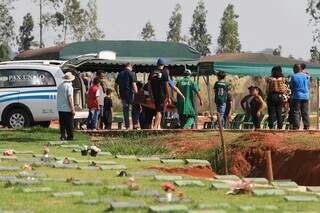 Sem vel&oacute;rio, fam&iacute;lia se despede de menino que morreu afogado no Rio Anhandu&iacute;