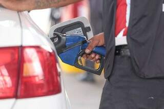 Frentista abastece carro com gasolina. ICMS sobre os combustíveis está entre os itens que mais proporciona arrecadação para o Estado (Foto: Marcos Maluf)