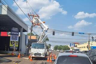 Energisa fazendo reparos na rede de energia em Campo Grande. (Foto: Jackeline Oliveira)