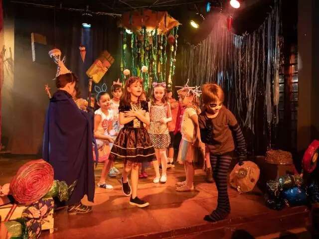 Grupo abre vaquinha e procura escolas para encontro de teatro entre crianças