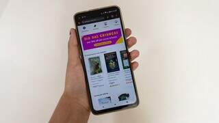 Página de loja de livros on-line aberta em celular (Foto: Clara Farias)